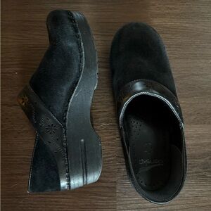 Dansko Women’s black suede clogs